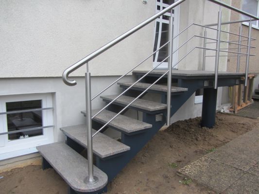 Bild-Nr.AF.12: Eingangstreppe mit Stahlunterbau und rutschsicheren Granitstufen. Diese freitragende Aussentreppe ist zusätzlich im Farbton RAL 5008 (Graublau)  matt pulverbeschichtet.
