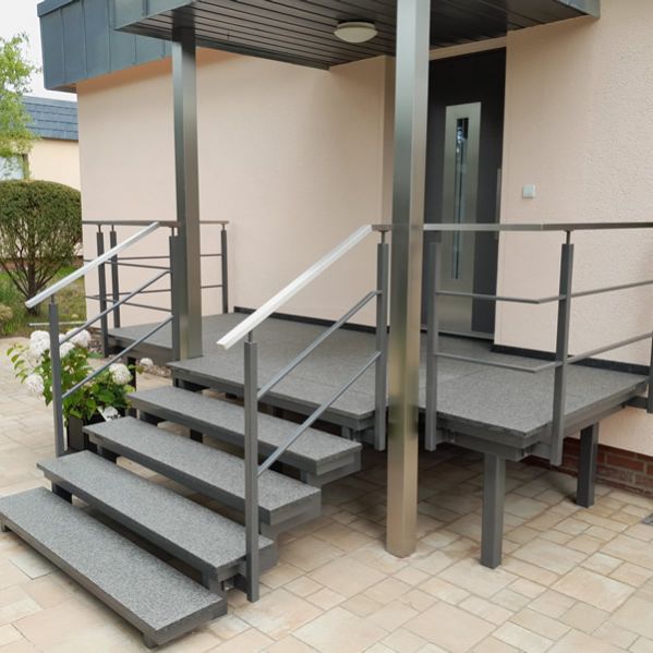 Bild AF52: Freitragende Aussentreppe Stahl-Naturstein in Zeuthen - Eckiges Treppendesign  mit Nero Impala Natursteinbelag geflammt