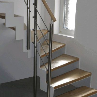 Bild-Nr.IE.19: Designtreppe mit  Stahlwangen, Massivholzstufen aus Ahorn gestrahlt-geölt & einem Geländer aus Edelstahl bei Berlin.
